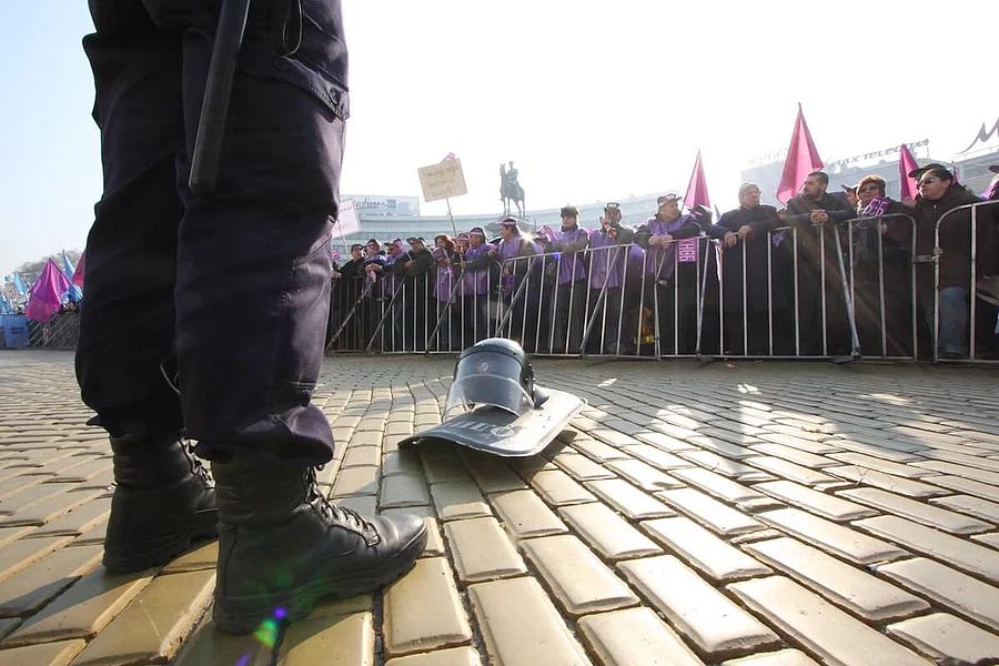 Полицай на преден план по време на протест на голям синдикат на главния площад в София